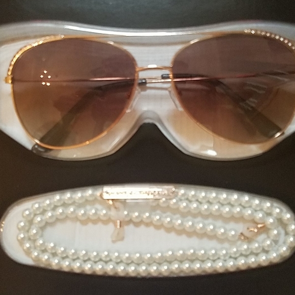 Betsy Johnson Sunglasses - Picture 4 of 4